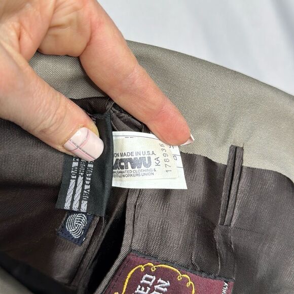 Burberry Vintage 100% Pure Wool Tan Suit. Pants size 34. Jacket size 42. - Picture 6 of 16